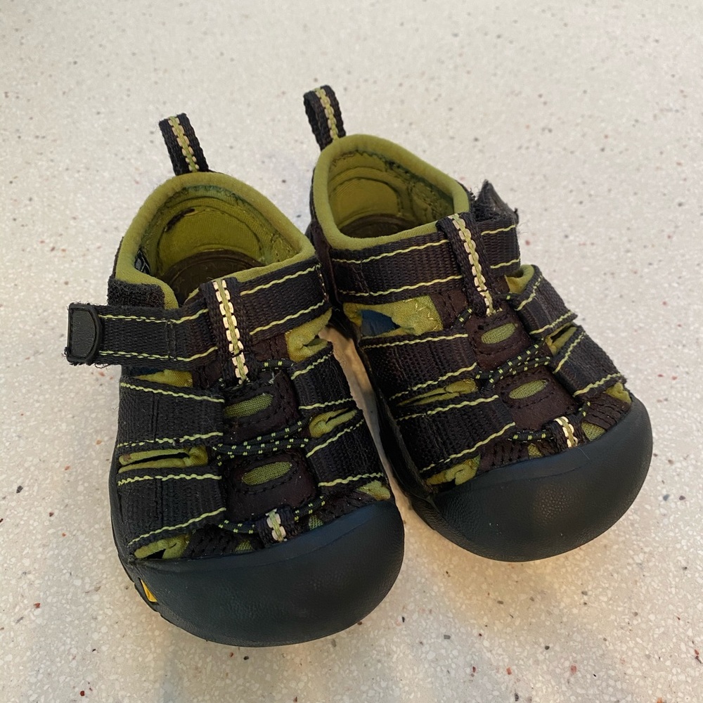 Toddler size 4 Keen sandals